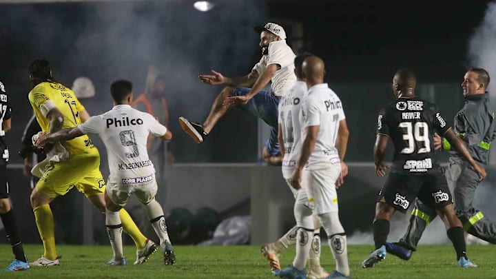 Invasão de torcedores pode gerar graves punições ao Santos 