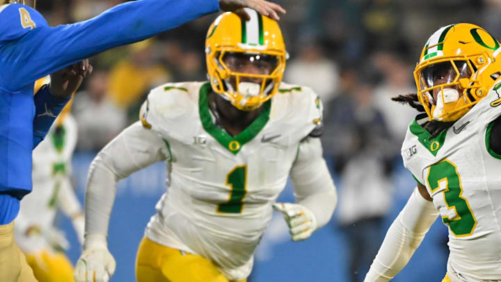 Oregon defensive end Jordan Burch is dealing with an injury ahead of Saturday's game against Ohio State.