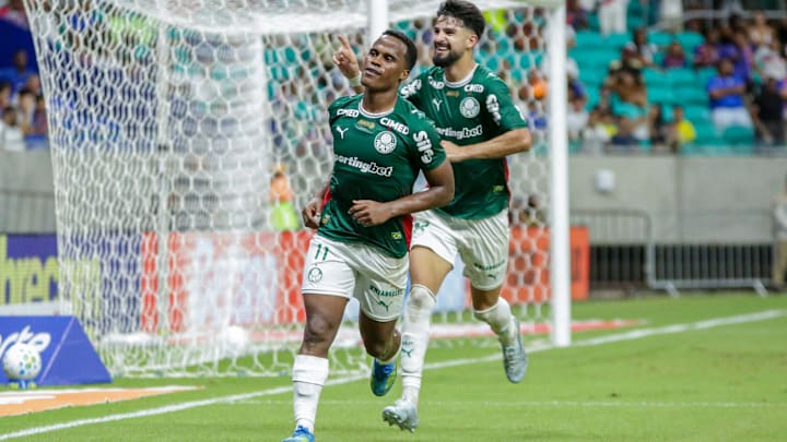 Jhon Arias retorna ao time titular do Palmeiras para o confronto diante do Sporting Cristal