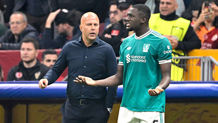 El Liverpool continúa buscando un nuevo central