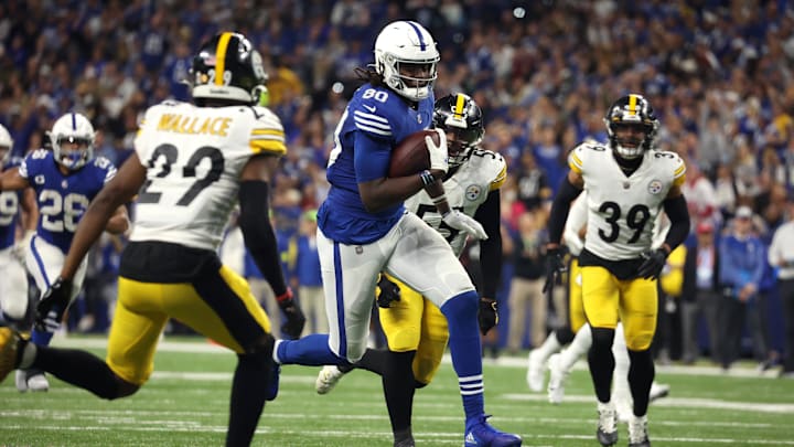 Nov 28, 2022; Indianapolis, Indiana, USA; Indianapolis Colts tight end Jelani Woods (80) runs with the ball after a catch as Pittsburgh Steelers cornerback Levi Wallace (29) defends during the second half at Lucas Oil Stadium. Mandatory Credit: Trevor Ruszkowski-Imagn Images
