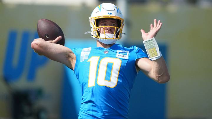 Los Angeles Chargers quarterback Justin Herbert (10) throws the ball at training camp at The Bolt. Mandatory Credit: Kirby Lee-Imagn Images