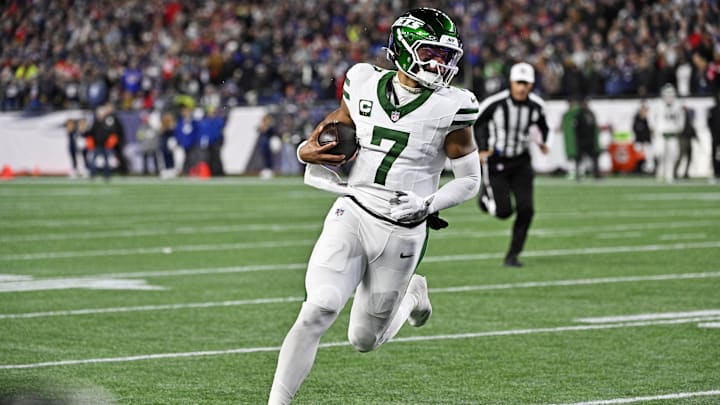 Nov 13, 2025; Foxborough, Massachusetts, USA; New York Jets quarterback Justin Fields (7) runs the ball for a touchdown during the first half against the New England Patriots at Gillette Stadium. Mandatory Credit: Eric Canha-Imagn Images