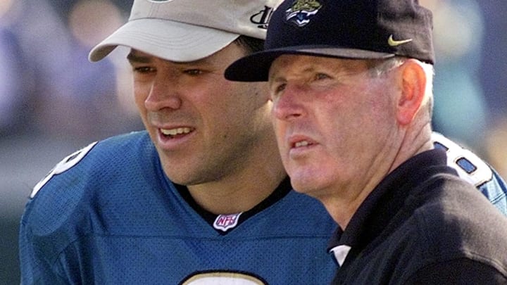 Jacksonville Jaguars quarterback Mark Brunell (L)