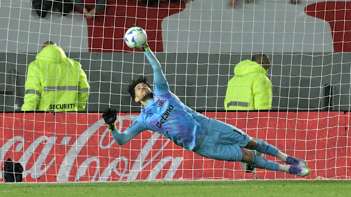 Rossi pega duas cobranças em La Plata e garante classificação do Flamengo 