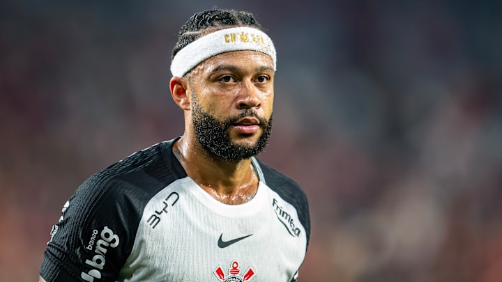 Memphis continua fora de combate no Timão