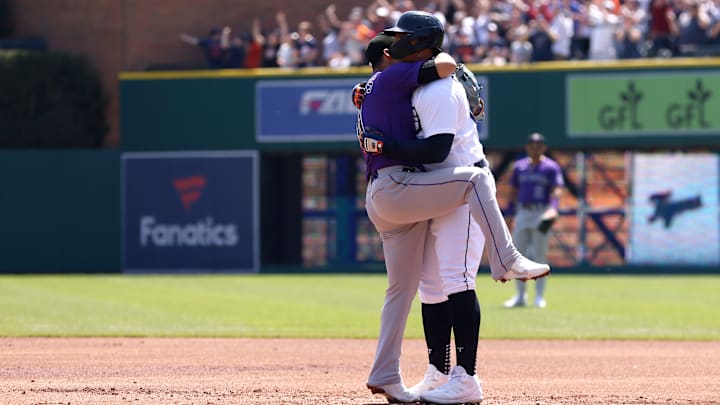 José Iglesias fue el primero en felicitar a Cabrera por sus 3.000 hits