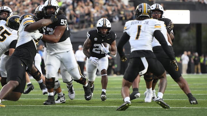 Oct 25, 2025; Nashville, Tennessee, USA; Vanderbilt Commodores running back Makhilyn Young (22) runs against the Missouri Tigers during the fourth quarter at FirstBank Stadium. Mandatory Credit: Steve Roberts-Imagn Images Oct 25, 2025; Nashville, Tennessee, USA; Vanderbilt Commodores running back Makhilyn Young (22) runs against the Missouri Tigers during the fourth quarter at FirstBank Stadium. Mandatory Credit: Steve Roberts-Imagn Images