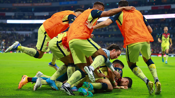 Jugadores del América celebran un gol.