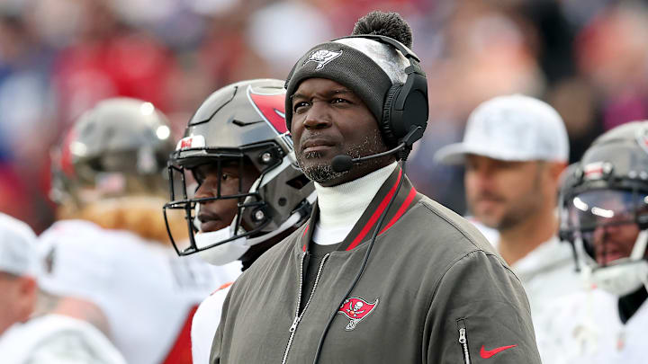 NFL analyst Chris Simms is 'shocked' the Tampa Bay Buccaneers are favored by so much in Sunday's game against the Raiders.