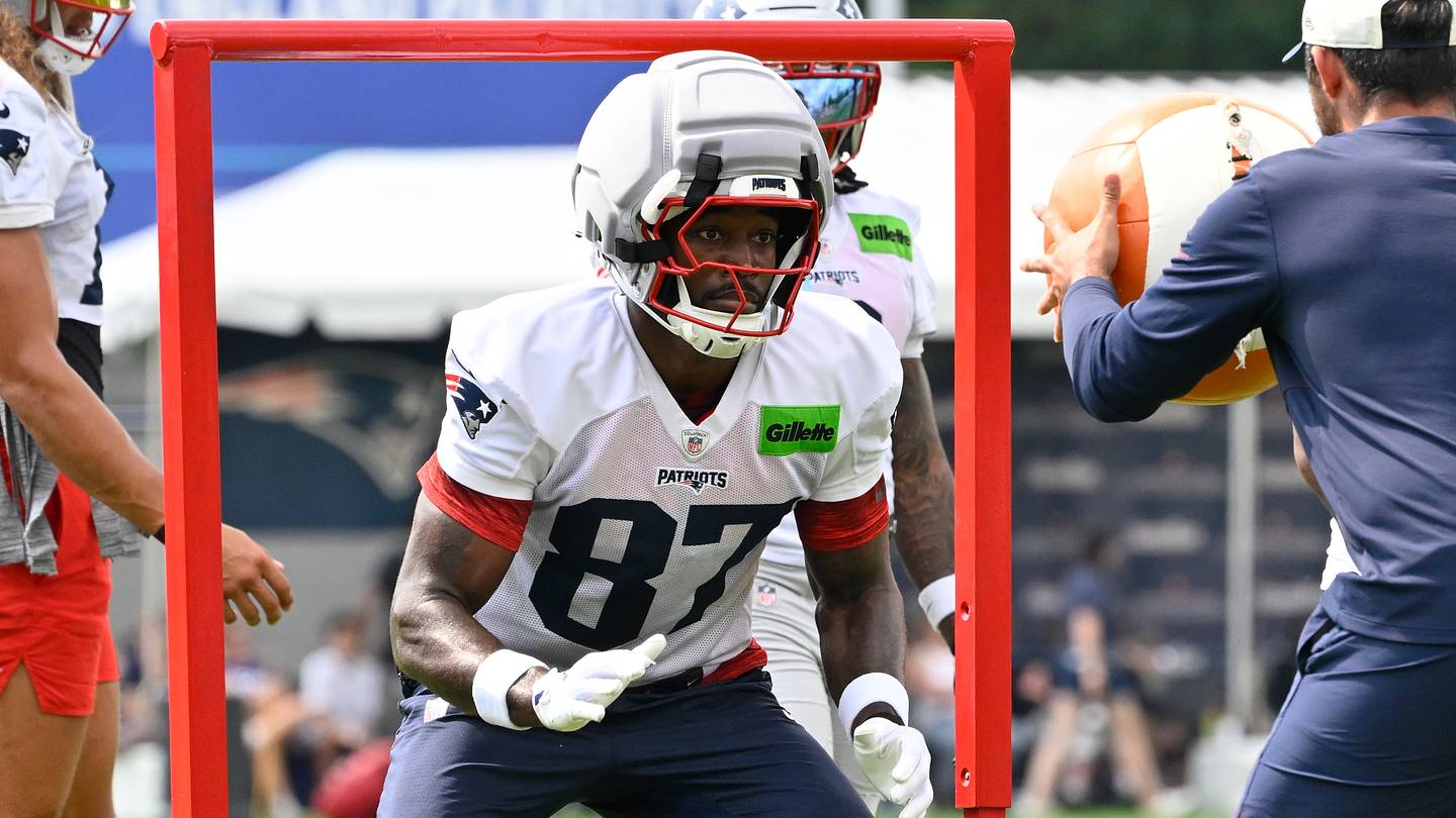 Romeo Doubs durante un allenamento dei Patriots a Gillette Stadium, Foxborough, MA, USA