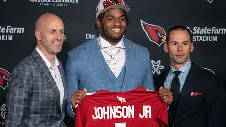 Paris Johnson Jr. (center) with general manager Monti Ossenfort (left) and head coach Jonathan