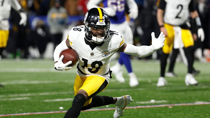 Pittsburgh Steelers wide receiver Diontae Johnson (18) tries to cut back against the Bills.