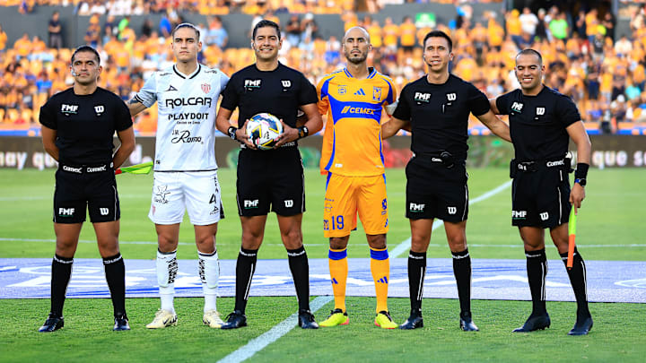 Alexis Peña de Tigres, el argentino Guido Pizarro de Tigres y el cuerpo arbitral en el Apertura 2024