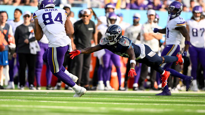 Nov 17, 2024; Nashville, Tennessee, USA; Minnesota Vikings tight end Josh Oliver (84) makes a catch as Tennessee Titans cornerback Roger McCreary (21) dives for his feet during the first half at Nissan Stadium. Mandatory Credit: Steve Roberts-Imagn Images Nov 17, 2024; Nashville, Tennessee, USA; Minnesota Vikings tight end Josh Oliver (84) makes a catch as Tennessee Titans cornerback Roger McCreary (21) dives for his feet during the first half at Nissan Stadium. Mandatory Credit: Steve Roberts-Imagn Images