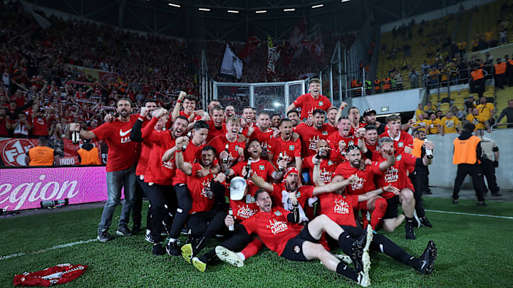 Der 1. FC Kaiserslautern feiert den Aufstieg in die 2. Liga nach dem gewonnenen Relegationsspiel in Dresden
