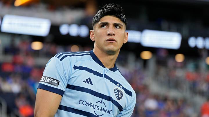 Alan Pulido will remain with Sporting KC