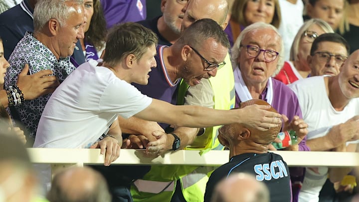 Luciano Spalletti en discussion avec le supporter insultant. 