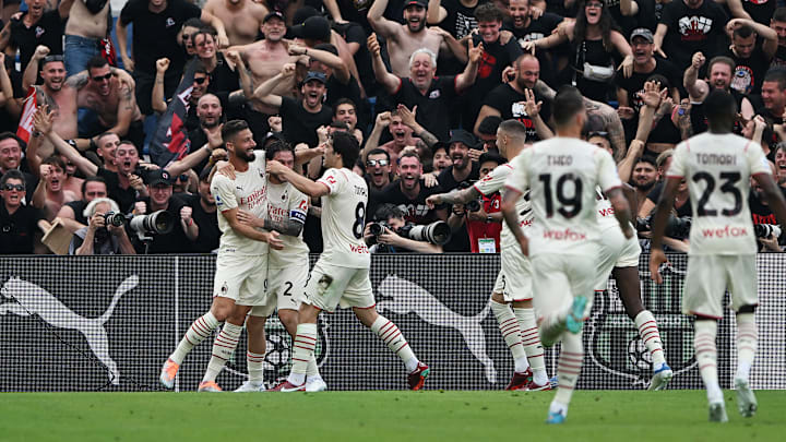 Il Milan festeggia un gol di Giroud