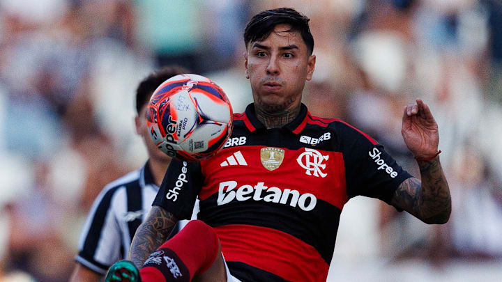 Pulgar foi contratado em 2022 junto ao Galatasaray (Turquia); esta é a primeira experiência dele no futebol brasileiro