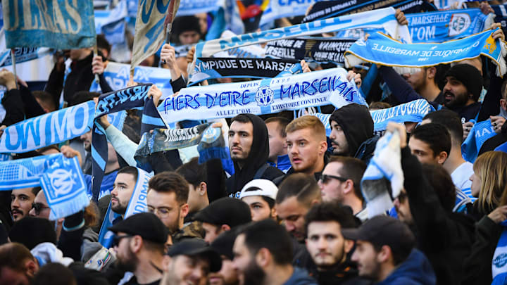 Des supporters de l'OM encourageant leur équipe lors du match de Coupe de France contre Cannet-Rocheville (4-1).