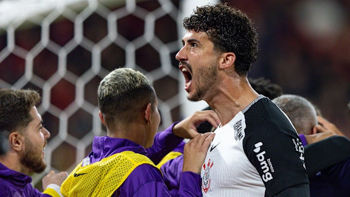 Zagueiro afastou sondagens e renovou com o Timão por mais dois anos