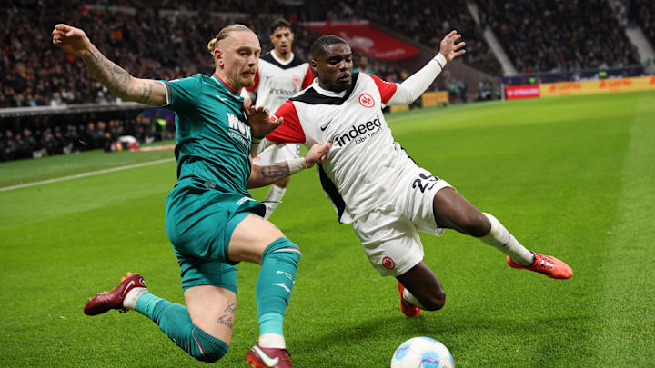 Niels Nkounkou im Duell mit Marius Wolf