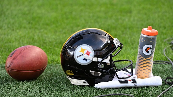 Aug 16, 2025; Pittsburgh, Pennsylvania, USA; A Pittsburgh Steelers helmet sits on the turf against the Tampa Bay Buccaneers during the first quarter at Acrisure Stadium. Mandatory Credit: Barry Reeger-Imagn Images Aug 16, 2025; Pittsburgh, Pennsylvania, USA; A Pittsburgh Steelers helmet sits on the turf against the Tampa Bay Buccaneers during the first quarter at Acrisure Stadium. Mandatory Credit: Barry Reeger-Imagn Images