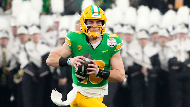 Oregon Ducks quarterback Bo Nix (10) carries the ball against the Liberty Flames.