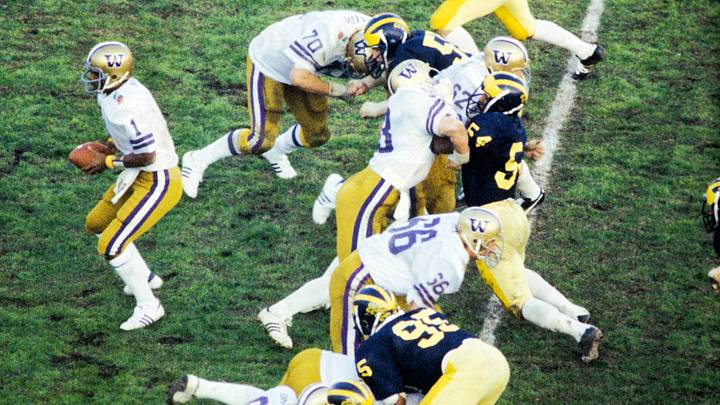 Huskies quarterback Warren Moon (1) led his team to a 27-20 Rose Bowl win over Michigan, but the UW earlier lost to Minnesota 19-17. Huskies quarterback Warren Moon (1) led his team to a 27-20 Rose Bowl win over Michigan, but the UW earlier lost to Minnesota 19-17.