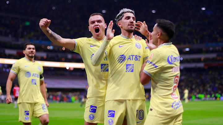 Jugadores del América celebran un gol.