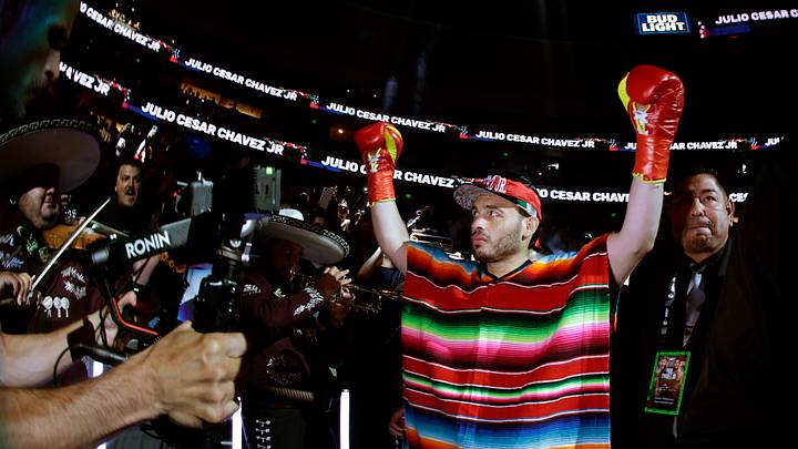 Julio César Chávez Jr., en su camino al ring antes de enfrentar a Jake Paul en el Honda Center de Anaheim, una noche que marcó un punto de quiebre en su carrera profesional. Julio César Chávez Jr., en su camino al ring antes de enfrentar a Jake Paul en el Honda Center de Anaheim, una noche que marcó un punto de quiebre en su carrera profesional.