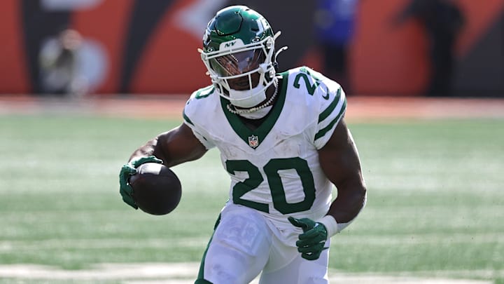 Oct 26, 2025; Cincinnati, Ohio, USA; New York Jets running back Breece Hall (20) runs with the ball during the second quarter against the Cincinnati Bengals at Paycor Stadium. Mandatory Credit: Joseph Maiorana-Imagn Images