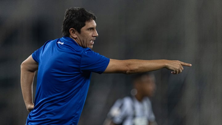 Ex-técnico só ficou por 8 jogos no comando do Glorioso
