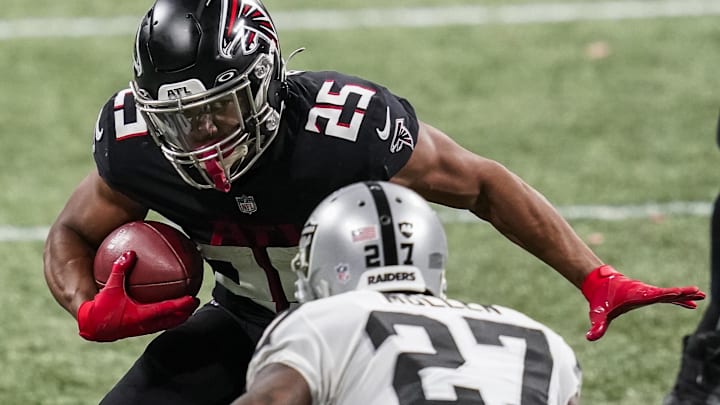 Nov 29, 2020; Atlanta, Georgia, USA; Atlanta Falcons running back Ito Smith (25) runs against Las Nov 29, 2020; Atlanta, Georgia, USA; Atlanta Falcons running back Ito Smith (25) runs against Las