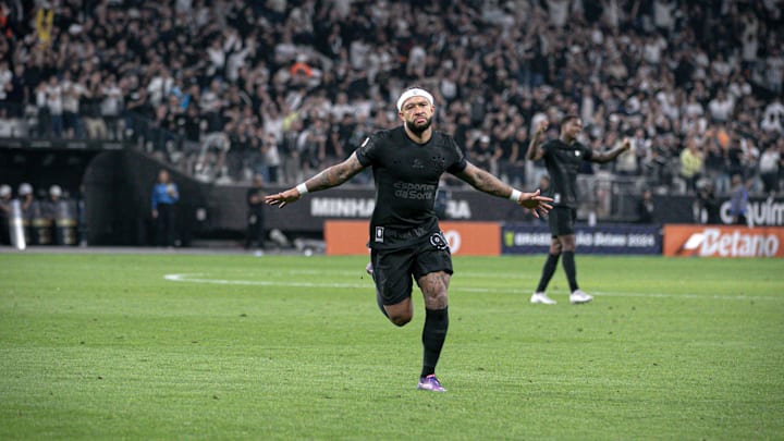 Memphis Depay marcou o seu primeiro gol com o uniforme do Corinthians.