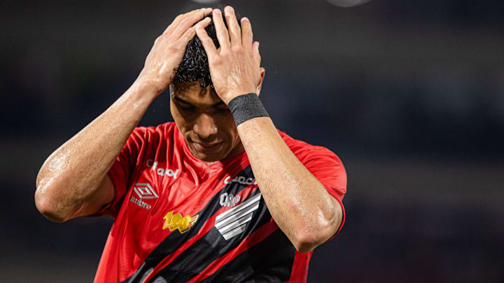 Julimar balançou a rede, mas Athletico-PR sofreu a virada e voltou para a zona de rebaixamento do Brasileirão