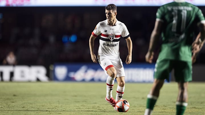Oscar comandou o São Paulo na vitória sobre o Guarani