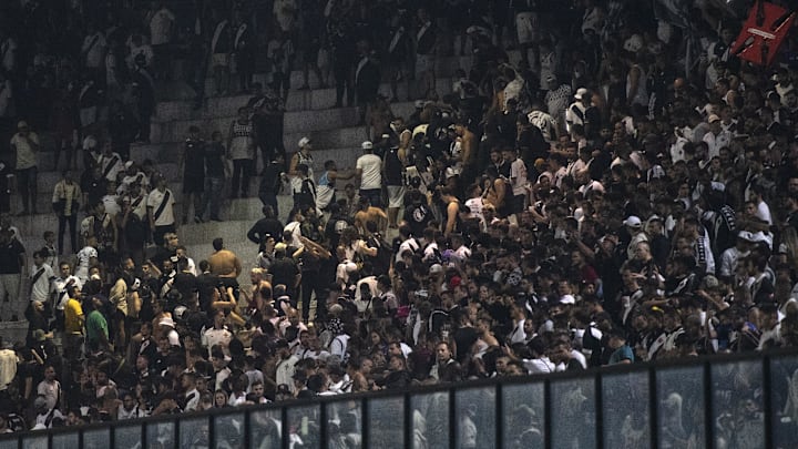 Torcedores do Vasco protagonizaram cenas lamentáveis em São Januário após o revés para o Goiás. 