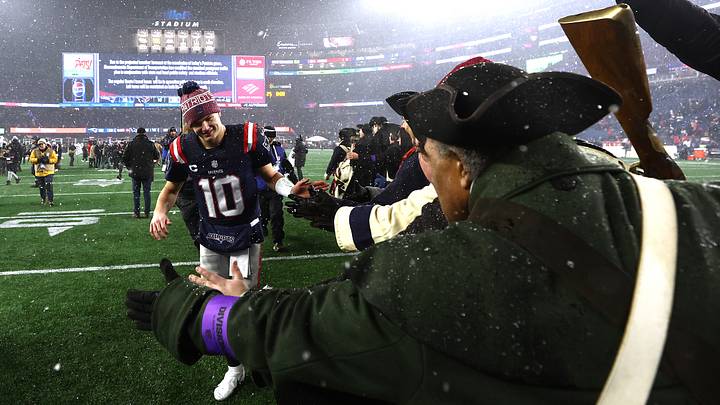 Drake Maye celebra la victoria de los Patriots tras imponerse 28-16 a los Texans en el Juego Divisional de la AFC Drake Maye celebra la victoria de los Patriots tras imponerse 28-16 a los Texans en el Juego Divisional de la AFC
