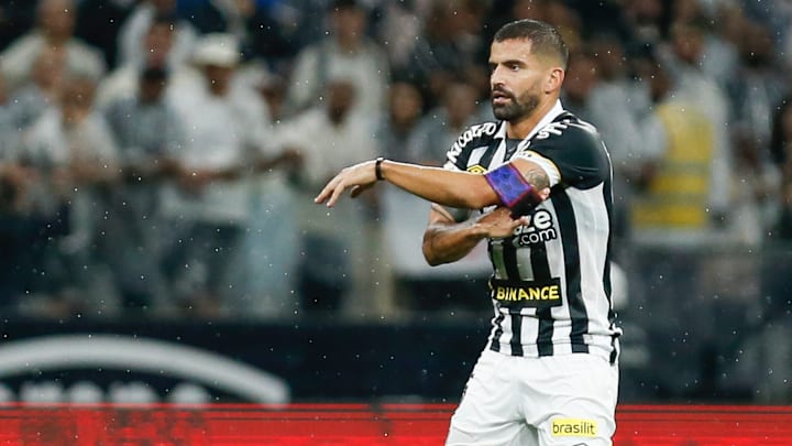 Tomás Rincón segue no litoral de São Paulo tratando de ‘desconforto muscular’.