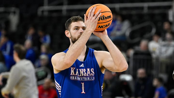 Mar 19, 2025; Providence, RI, USA; Kansas Jayhawks center Hunter Dickinson (1) practices at Amica Mutual Pavilion. Mandatory Credit: Eric Canha-Imagn Images Mar 19, 2025; Providence, RI, USA; Kansas Jayhawks center Hunter Dickinson (1) practices at Amica Mutual Pavilion. Mandatory Credit: Eric Canha-Imagn Images