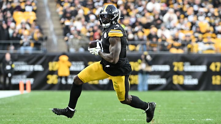 Nov 16, 2025; Pittsburgh, Pennsylvania, USA; Pittsburgh Steelers wide receiver DK Metcalf (4) runs with the ball after a catch against the Cincinnati Bengals during the second half at Acrisure Stadium. Mandatory Credit: Barry Reeger-Imagn Images Nov 16, 2025; Pittsburgh, Pennsylvania, USA; Pittsburgh Steelers wide receiver DK Metcalf (4) runs with the ball after a catch against the Cincinnati Bengals during the second half at Acrisure Stadium. Mandatory Credit: Barry Reeger-Imagn Images