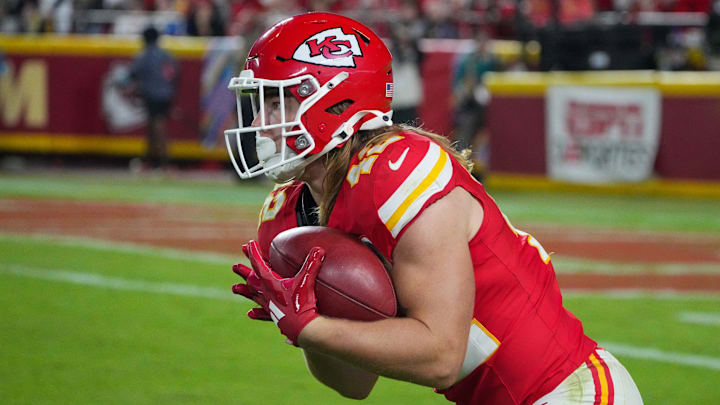 Oct 7, 2024; Kansas City, Missouri, USA; Kansas City Chiefs running back Carson Steele (42) returns a kick against the New Orleans Saints during the second half at GEHA Field at Arrowhead Stadium. Mandatory Credit: Denny Medley-Imagn Images Oct 7, 2024; Kansas City, Missouri, USA; Kansas City Chiefs running back Carson Steele (42) returns a kick against the New Orleans Saints during the second half at GEHA Field at Arrowhead Stadium. Mandatory Credit: Denny Medley-Imagn Images