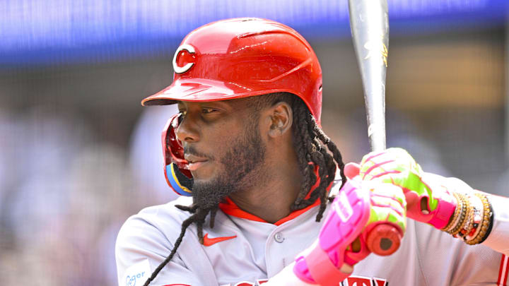 Cincinnati Reds shortstop Elly De La Cruz (44) warms up