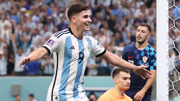 Julián Álvarez ganhou a vaga do badalado Lautaro Martínez e virou titular