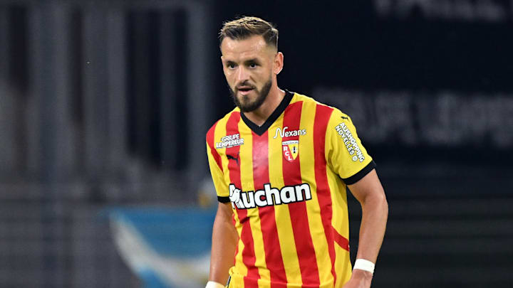 Jonathan Gradit est bel et bien titulaire avec le RC Lens. Jonathan Gradit est bel et bien titulaire avec le RC Lens.