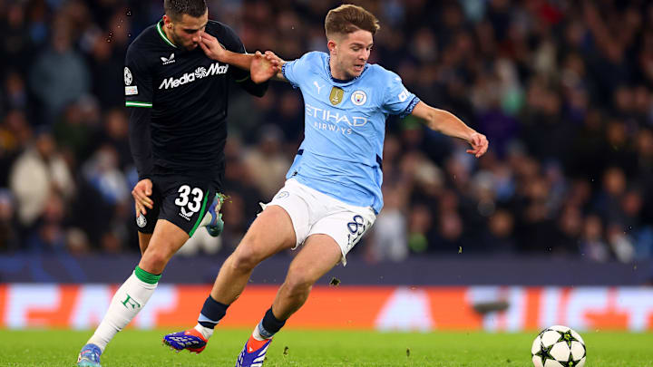 City-Juwel James McAtee (r.)