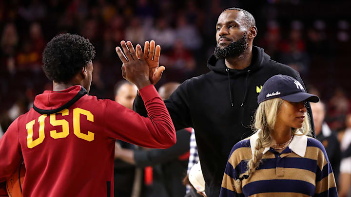 Bronny y LeBron James ahora son compañeros de equipo en los Lakers