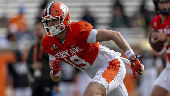 Jan 28, 2025; Mobile, AL, USA; American team tight end Jake Briningstool of Clemson (19) runs a route during Senior Bowl practice for the American team at Hancock Whitney Stadium. Mandatory Credit: Vasha Hunt-Imagn Images Jan 28, 2025; Mobile, AL, USA; American team tight end Jake Briningstool of Clemson (19) runs a route during Senior Bowl practice for the American team at Hancock Whitney Stadium. Mandatory Credit: Vasha Hunt-Imagn Images